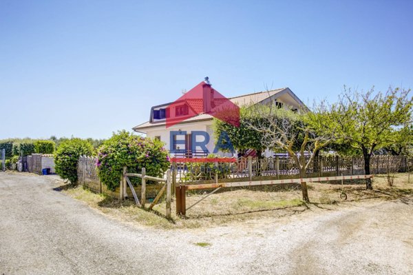 casa indipendente in vendita a Pomezia in zona Pratica di Mare
