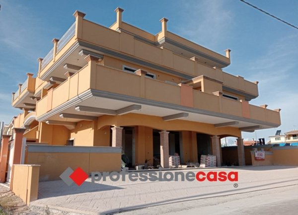 negozio in vendita a Pomezia in zona Campo Jemini