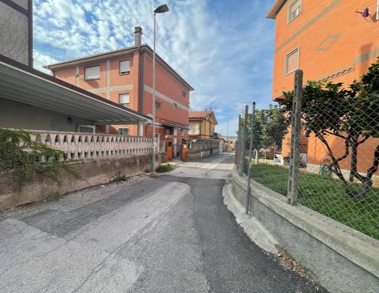 locale commerciale in vendita a Pomezia