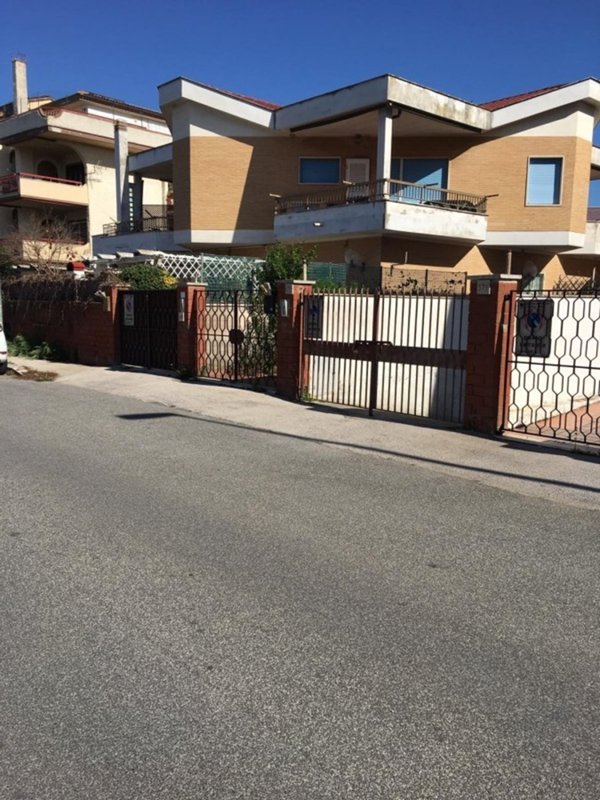 casa indipendente in vendita a Pomezia