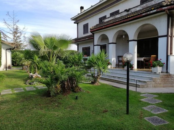 casa indipendente in vendita a Pomezia in zona Campo Ascolano