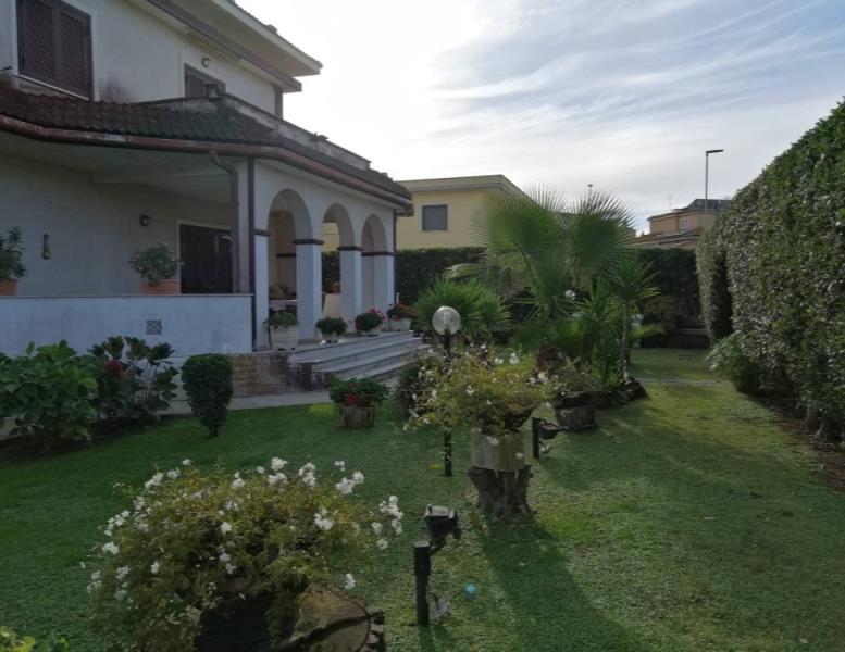 casa indipendente in vendita a Pomezia in zona Campo Ascolano