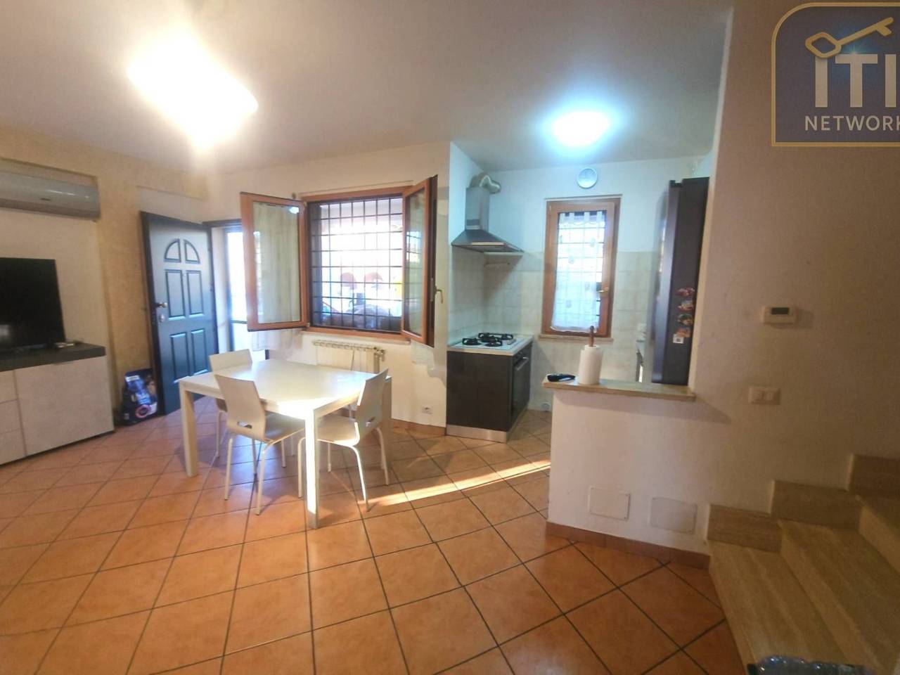 casa indipendente in vendita a Pomezia in zona Torvaianica