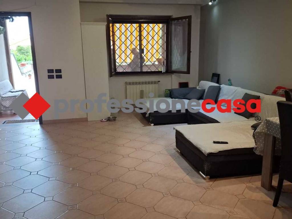 casa indipendente in vendita a Pomezia in zona Torvaianica Alta
