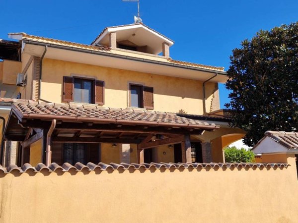 casa indipendente in vendita a Pomezia in zona Torvaianica Alta