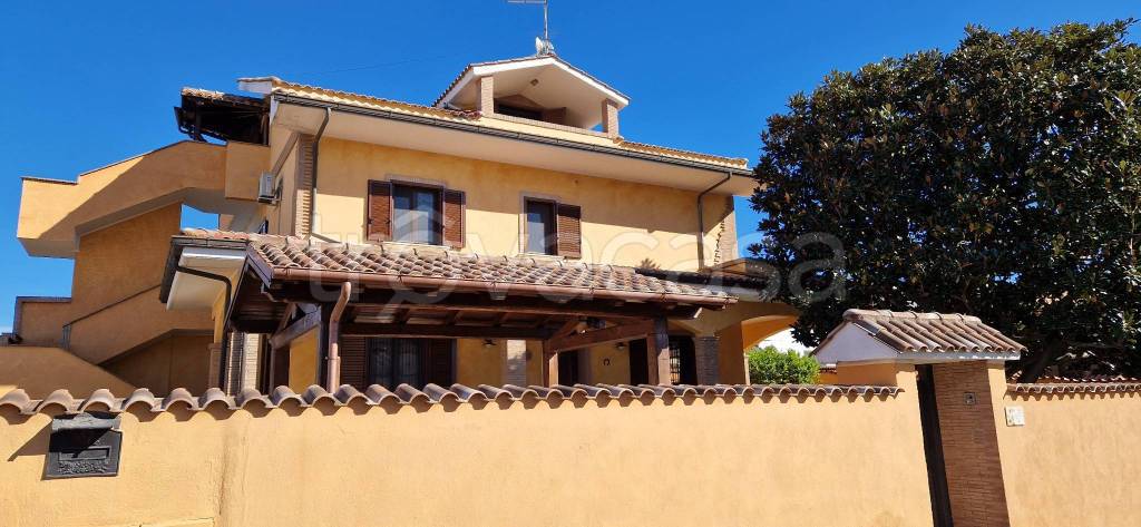 casa indipendente in vendita a Pomezia in zona Torvaianica Alta