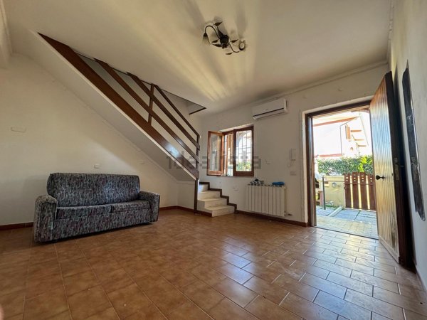 casa indipendente in vendita a Pomezia in zona Torvaianica