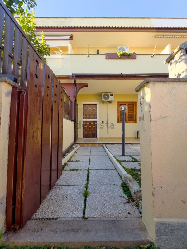 casa indipendente in vendita a Pomezia in zona Torvaianica