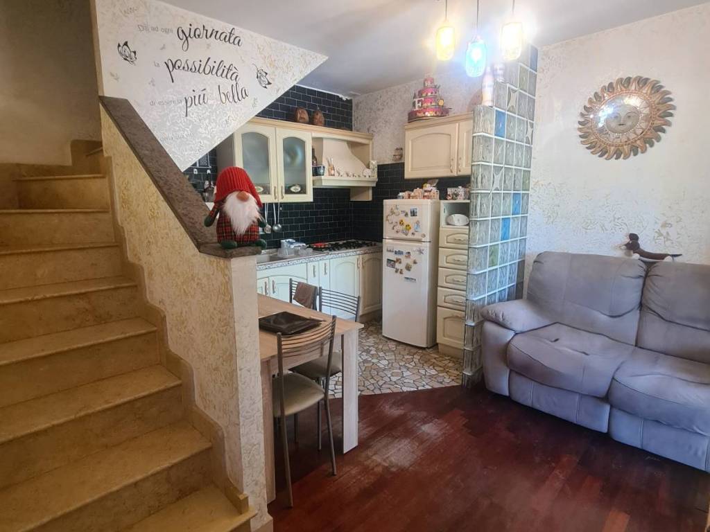 appartamento in vendita a Pomezia in zona Santa Procula