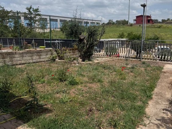 appartamento in vendita a Pomezia in zona Santa Palomba