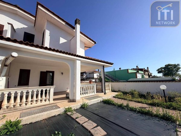 casa indipendente in vendita a Pomezia in zona Torvaianica Alta