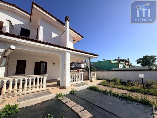 casa indipendente in vendita a Pomezia in zona Torvaianica Alta