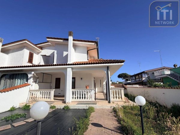 casa indipendente in vendita a Pomezia in zona Torvaianica Alta