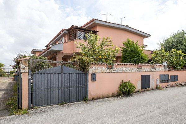 appartamento in vendita a Pomezia in zona Torvaianica Alta