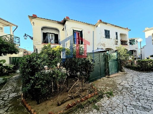 appartamento in vendita a Pomezia in zona Torvaianica