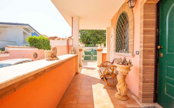 casa indipendente in vendita a Pomezia in zona Castagnetta