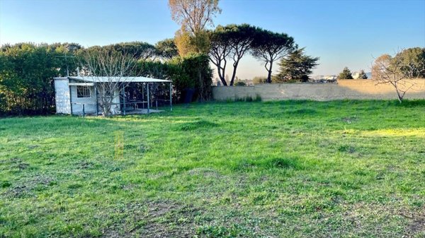 terreno edificabile in vendita a Pomezia in zona Macchiozza