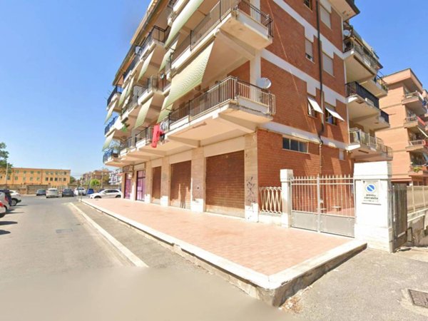 negozio in vendita a Pomezia in zona Torvaianica