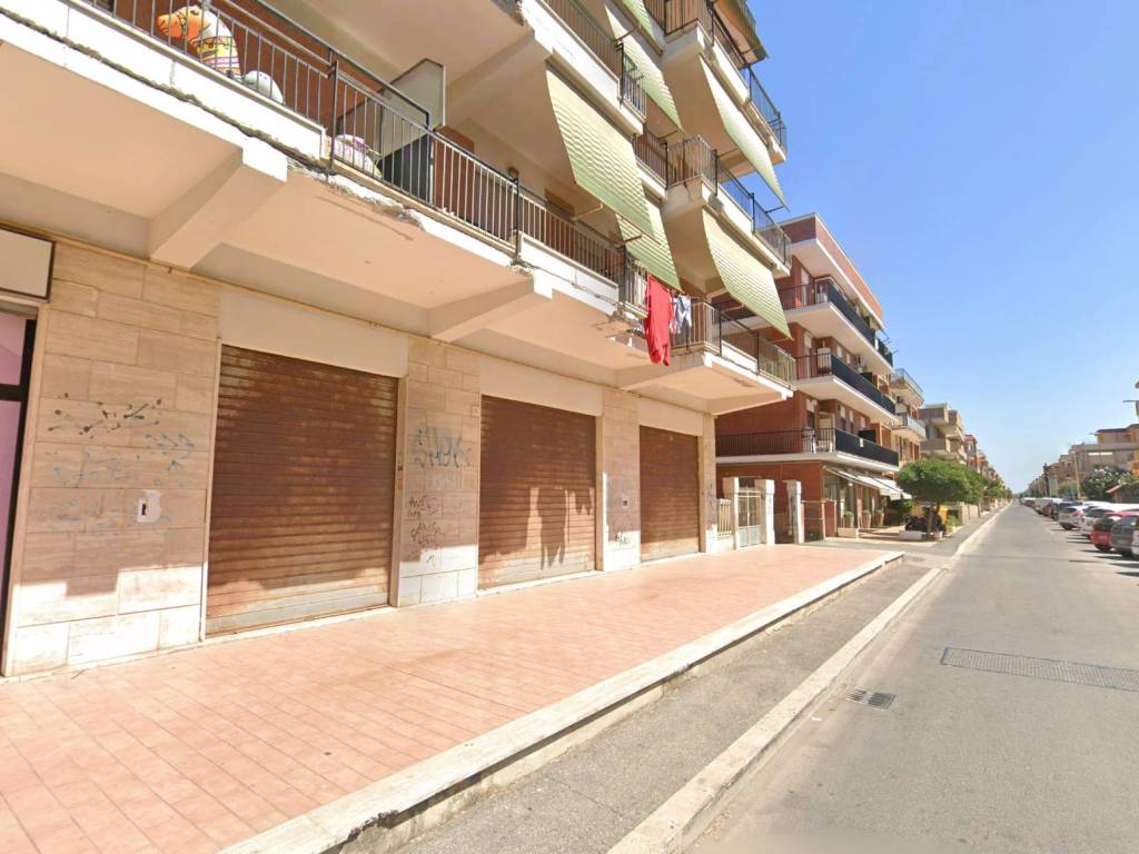 negozio in vendita a Pomezia in zona Torvaianica