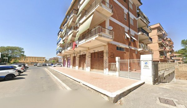 locale commerciale in vendita a Pomezia in zona Torvaianica