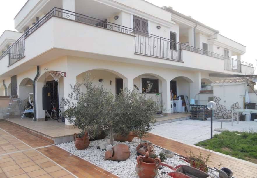 appartamento in vendita a Pomezia in zona Torvaianica