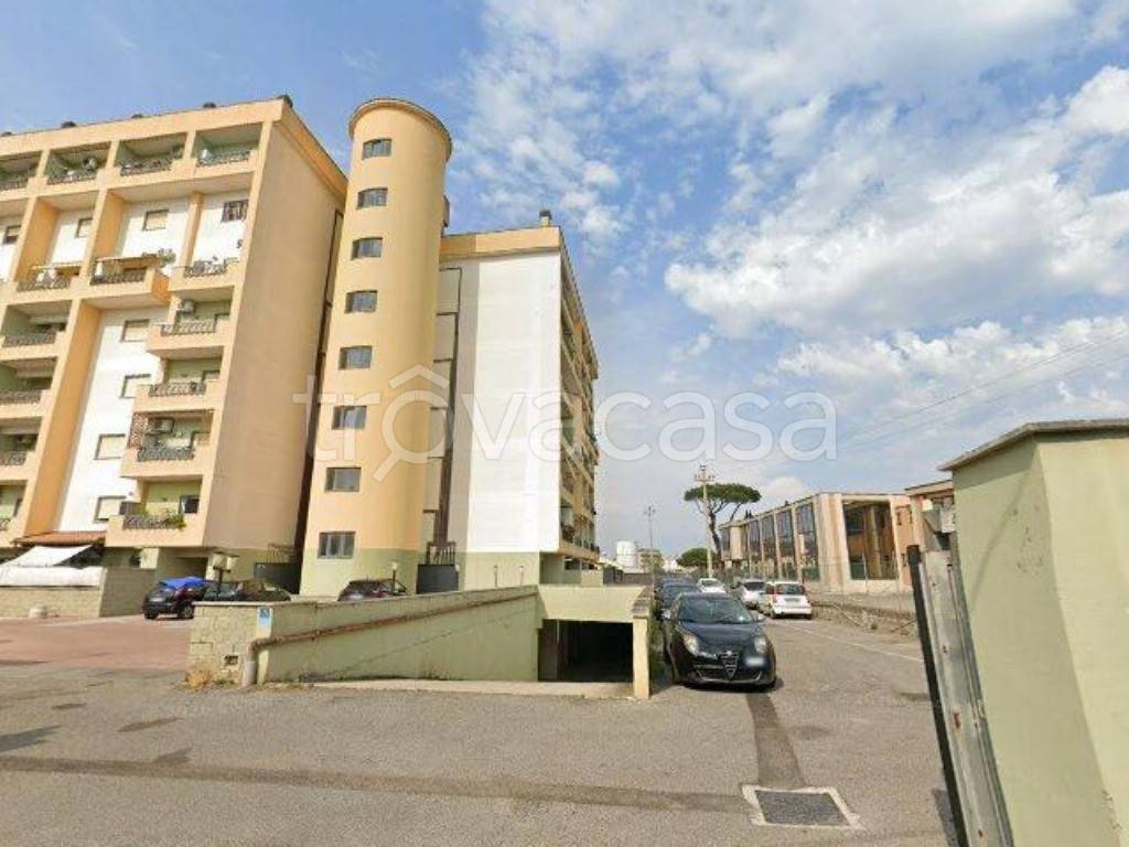 locale commerciale in vendita a Pomezia