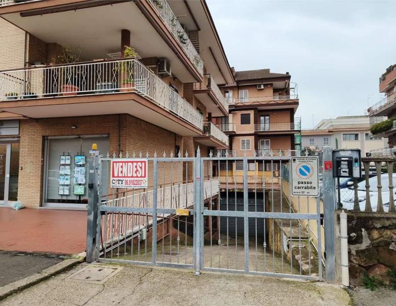 locale commerciale in vendita a Pomezia