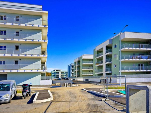 appartamento in vendita a Pomezia in zona Pratica di Mare