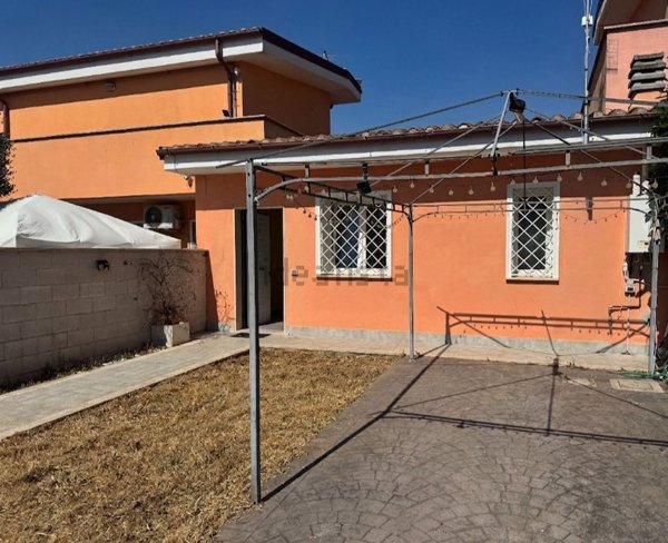 appartamento in vendita a Pomezia in zona Castagnetta