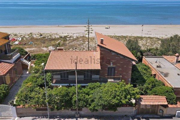 casa indipendente in vendita a Pomezia in zona Torvaianica