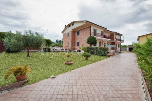 casa indipendente in vendita a Pomezia in zona Torvaianica