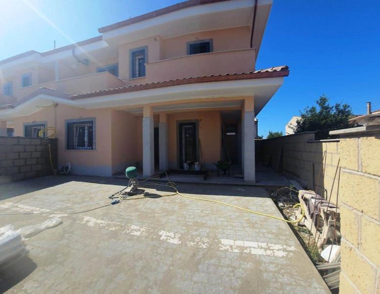 casa indipendente in vendita a Pomezia in zona Torvaianica