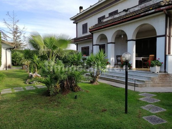 casa indipendente in vendita a Pomezia in zona Campo Ascolano