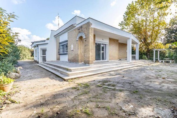 casa indipendente in vendita a Pomezia in zona Pratica di Mare