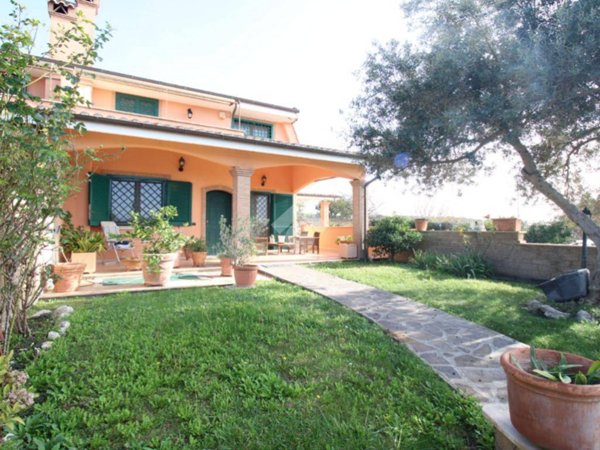 casa indipendente in vendita a Pomezia in zona Colli di Enea