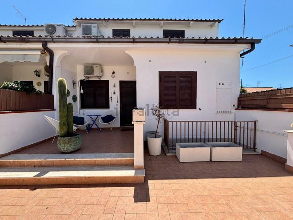 casa indipendente in vendita a Pomezia in zona Torvaianica