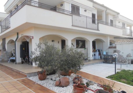 casa indipendente in vendita a Pomezia in zona Torvaianica