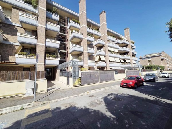 appartamento in vendita a Pomezia in zona Colli di Enea