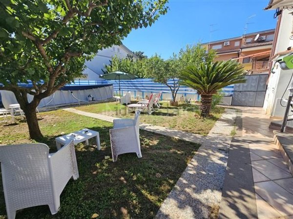 casa indipendente in vendita a Pomezia in zona Torvaianica