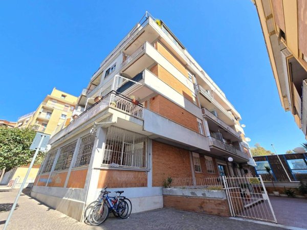 appartamento in vendita a Pomezia in zona Castagnetta