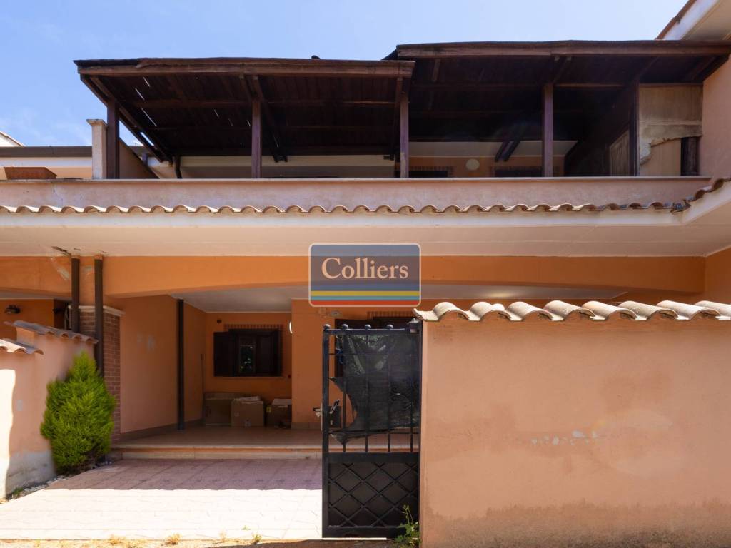 casa indipendente in vendita a Pomezia in zona Torvaianica Alta