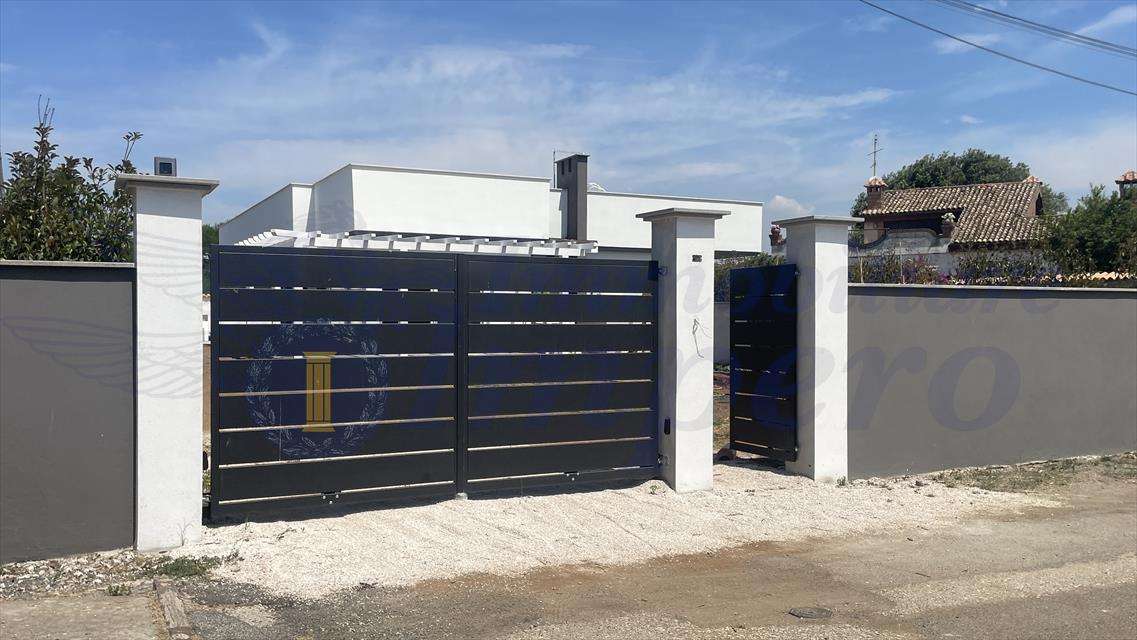 casa indipendente in vendita a Pomezia in zona Torvaianica