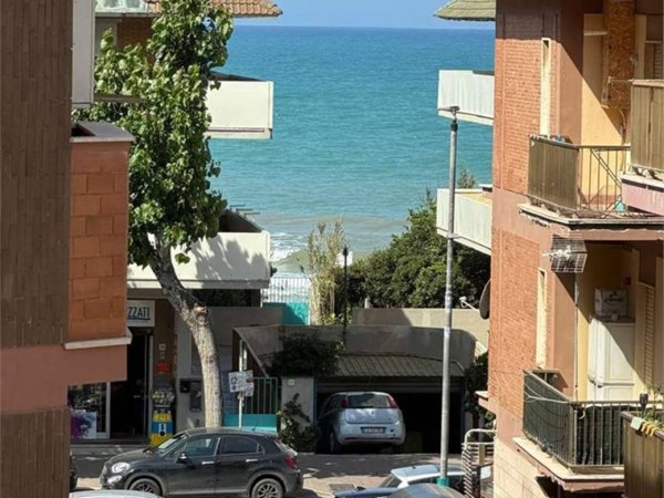 appartamento in vendita a Pomezia in zona Torvaianica