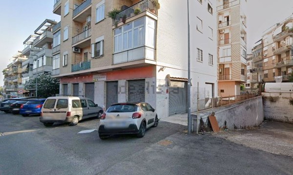 locale commerciale in vendita a Pomezia