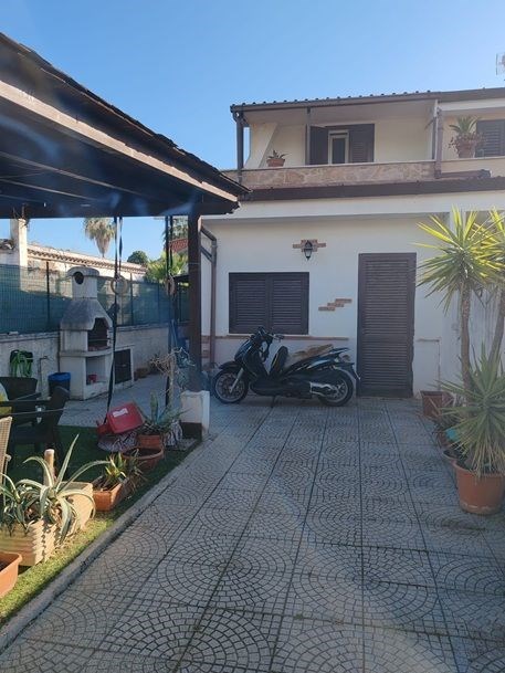 casa indipendente in vendita a Pomezia in zona Torvaianica