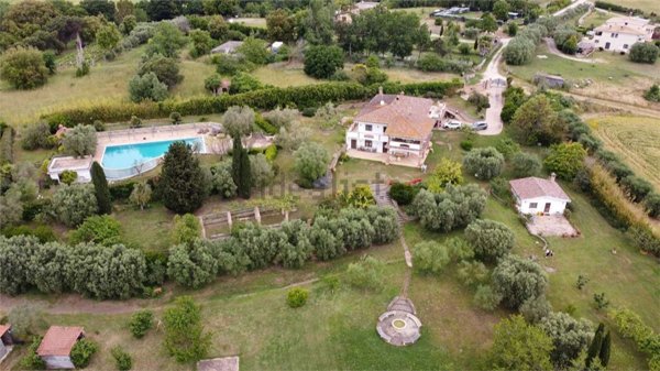 casa indipendente in vendita a Pomezia in zona Castagnetta