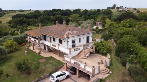 casa indipendente in vendita a Pomezia in zona Castagnetta