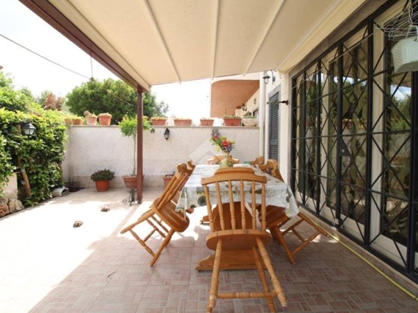 casa indipendente in vendita a Pomezia in zona Torvaianica