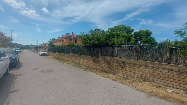 terreno edificabile in vendita a Pomezia in zona Campo Jemini