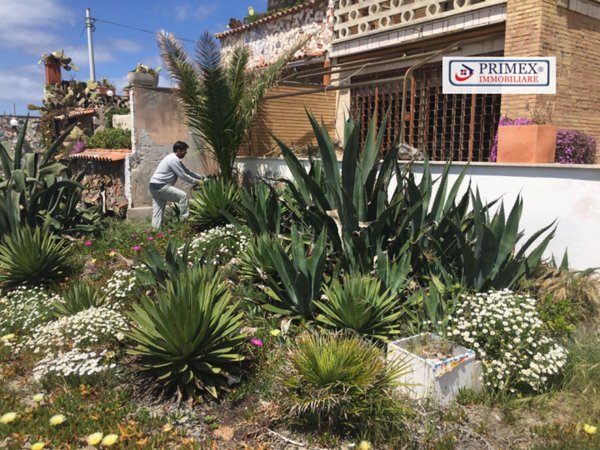 casa indipendente in vendita a Pomezia in zona Torvaianica